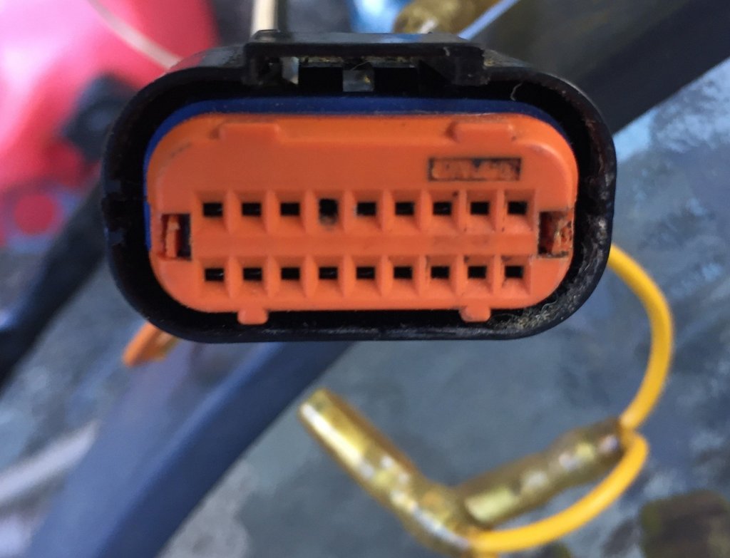 Pic 3. The blue seal and orange end cap is not installed on my 2005 Gas Gas TXT 125 Pro.jpg