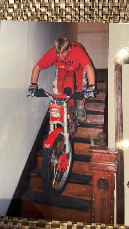 Layne going down steps at Bobby-os house on Gas-Gas..jpg