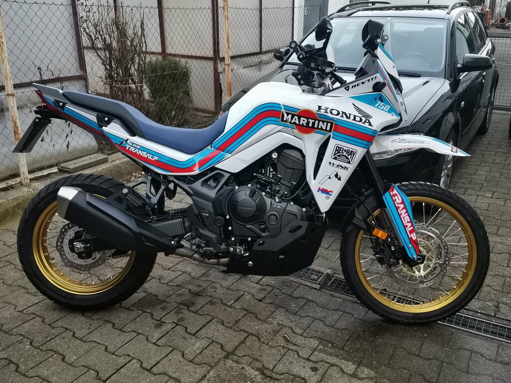76_200Gloss Fb_Dani Bauer __inst@aerotyp7 (3).jpg